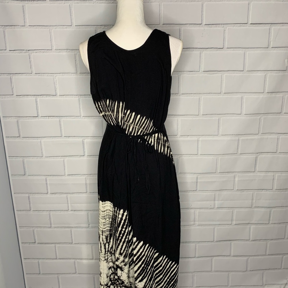 Batik design B/W Dress (no Size) - Picture 3 of 8